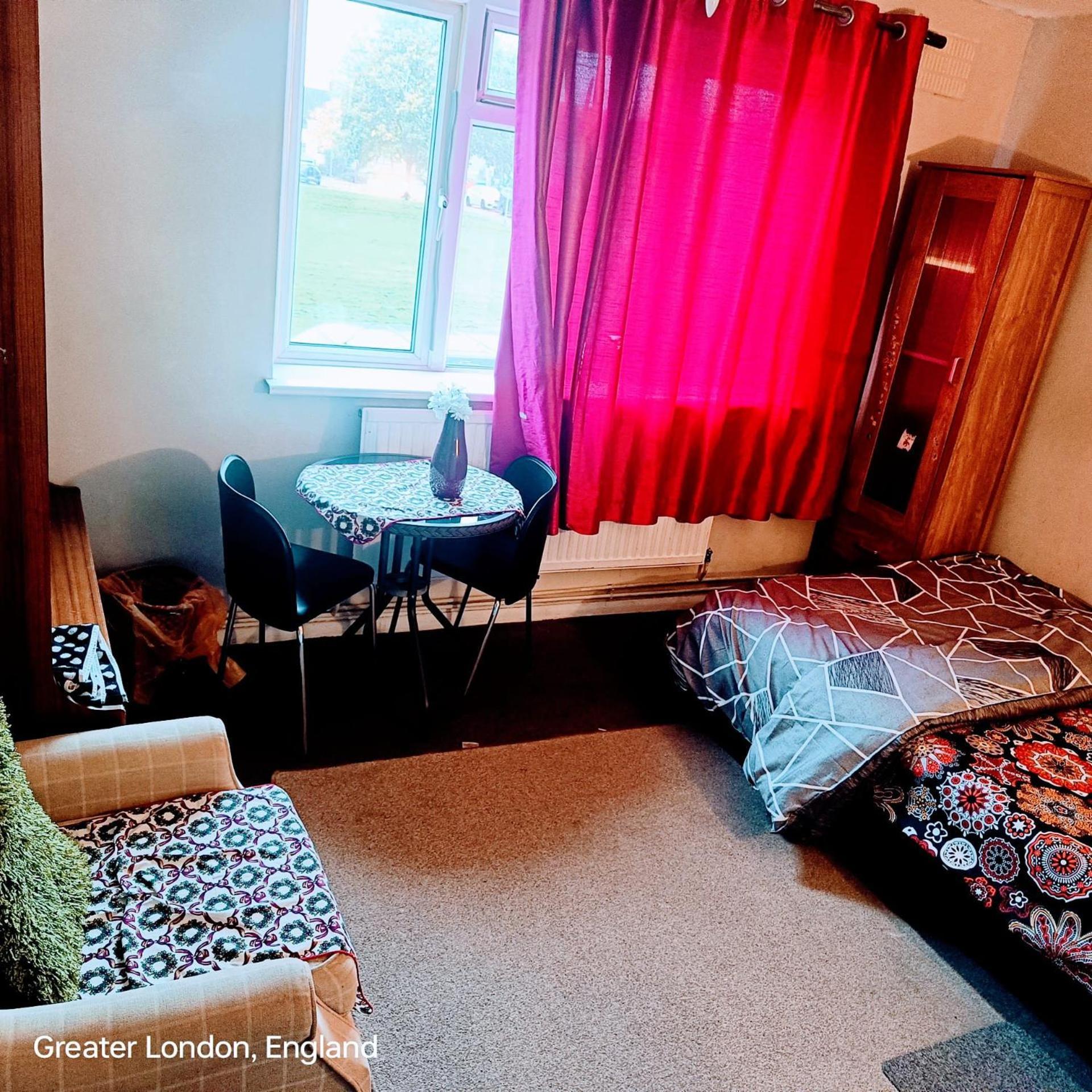 Cosy Private Room In Hornchurch, London With Free Parking Bagian luar foto